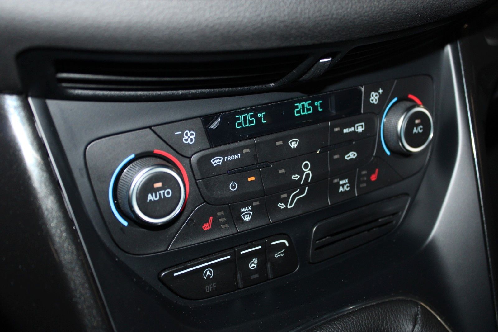 Fahrzeugabbildung Ford Kuga Titanium NAVI WinterPaket el. Heckklappe