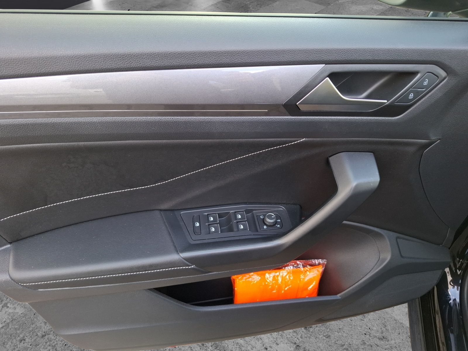 Fahrzeugabbildung Volkswagen T-Roc TSI Style LED Navi AID ACC Park-Assist SH