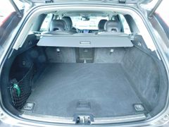 Fahrzeugabbildung Volvo XC60 Diesel B4 D AWD Geartronic Momentum Pro