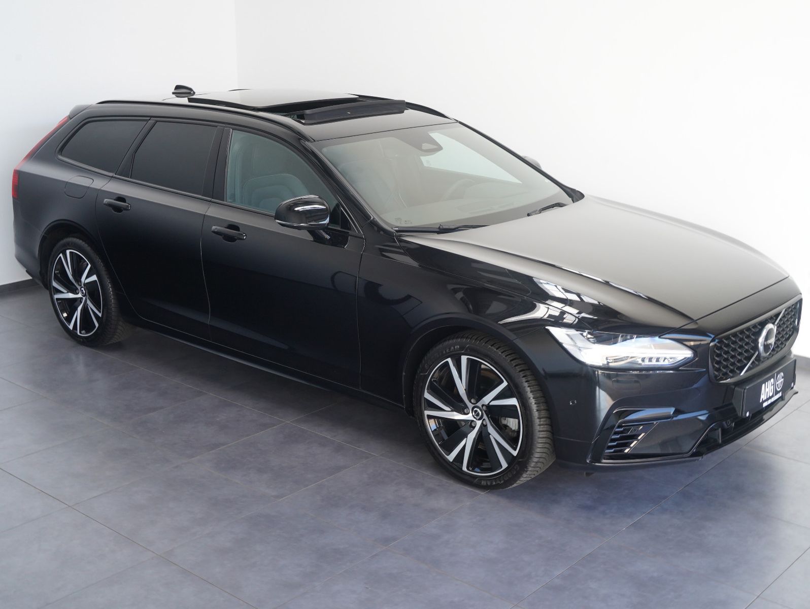 Fahrzeugabbildung Volvo V90 T6 AWD Recharge Plug-In Plus Dark