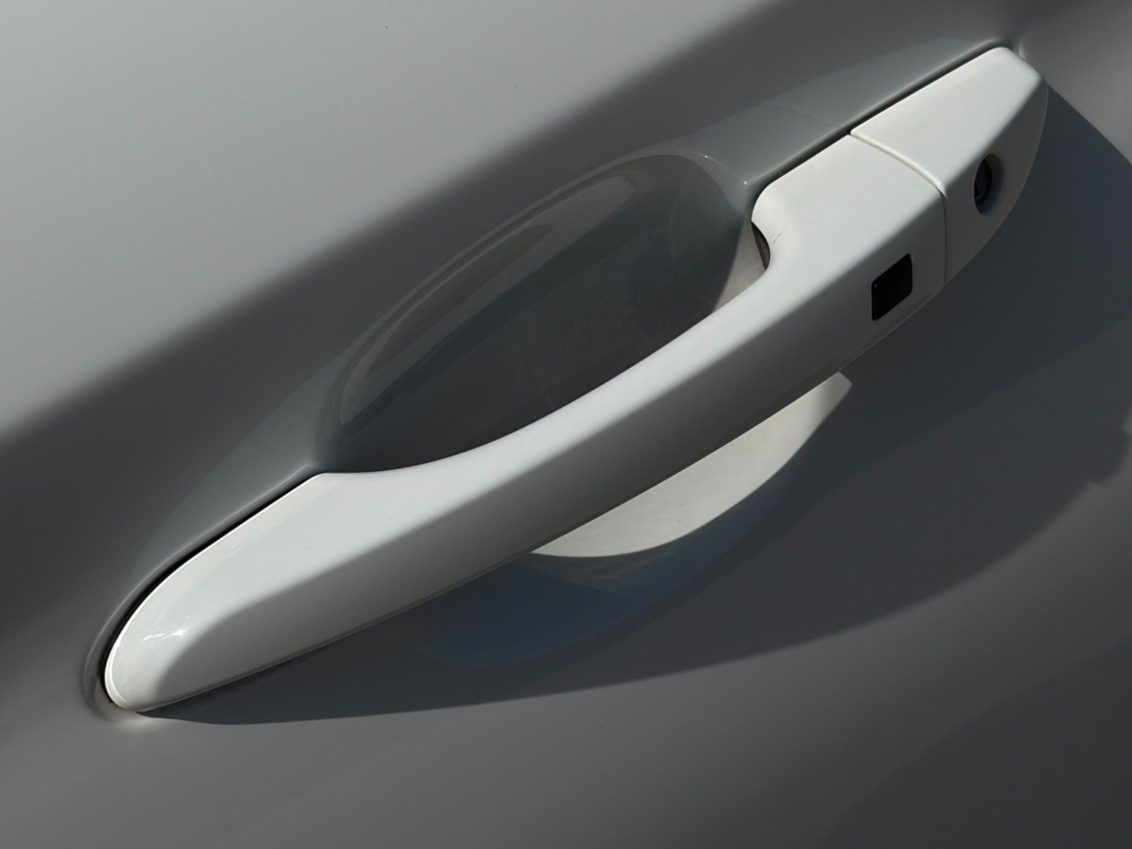 Fahrzeugabbildung Hyundai KONA E Select SHZ LHZ ACC Navi CarPlay PDC LKA