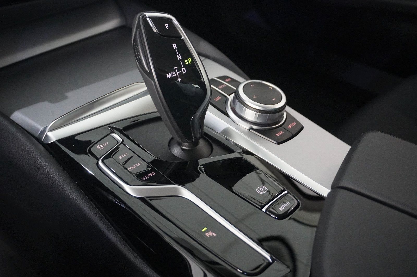 Fahrzeugabbildung BMW 520D TOURING BUSINESS NAVI/LED/VIRTU./SH/HUD/AHK