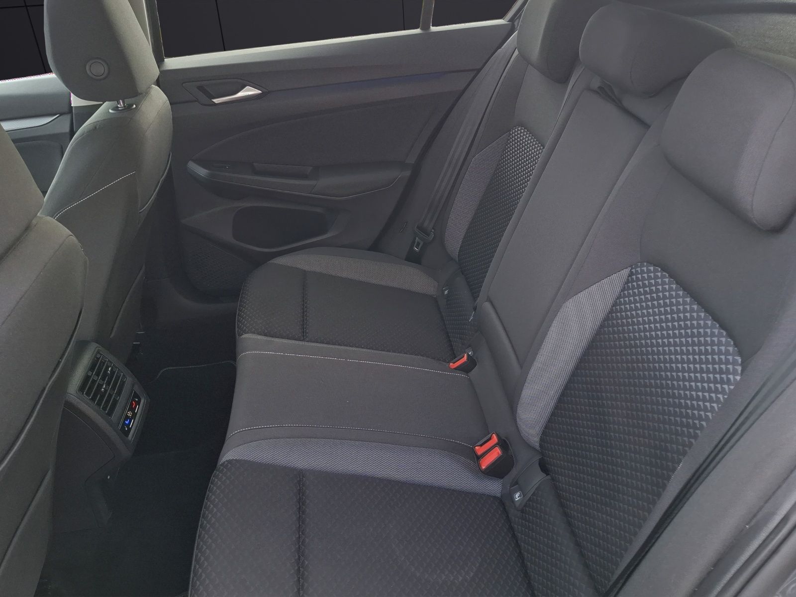 Fahrzeugabbildung Volkswagen Golf VIII TSI Active Standhzg. LEDplus Navi AID