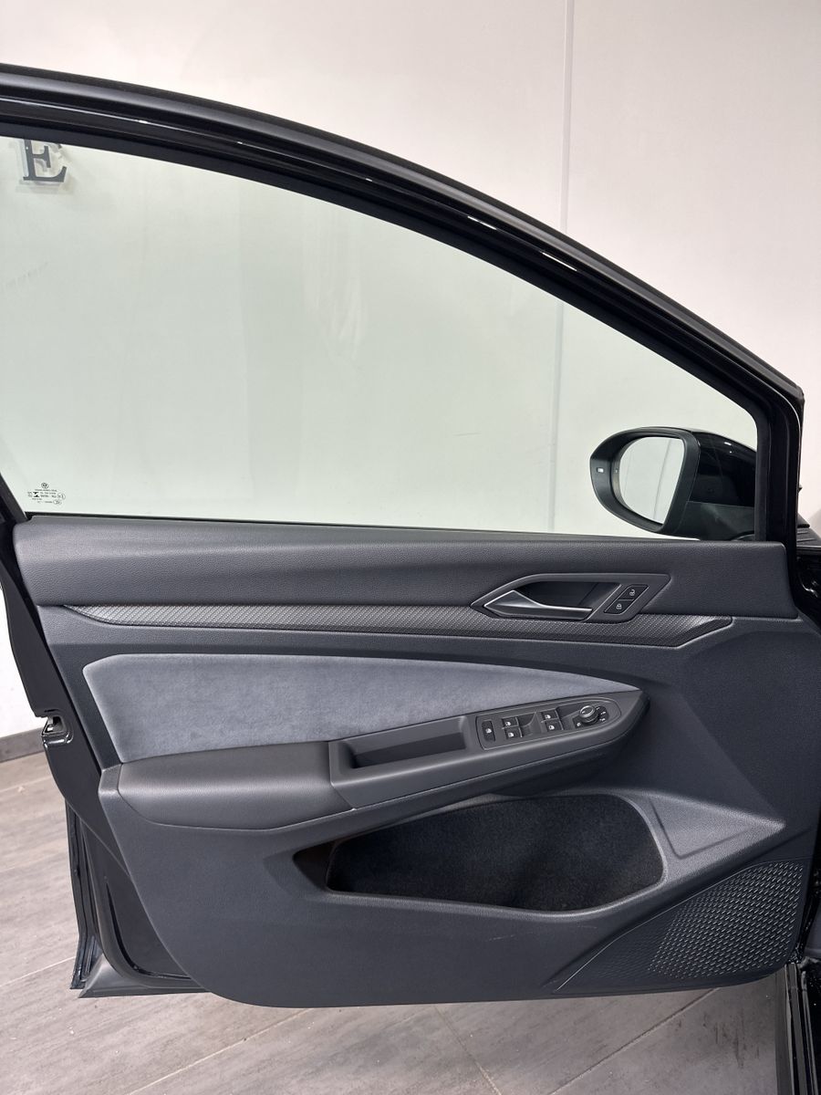 Fahrzeugabbildung Volkswagen Golf Variant 2.0 TDI DSG R-Line NAV+LED+AHK+18ZO