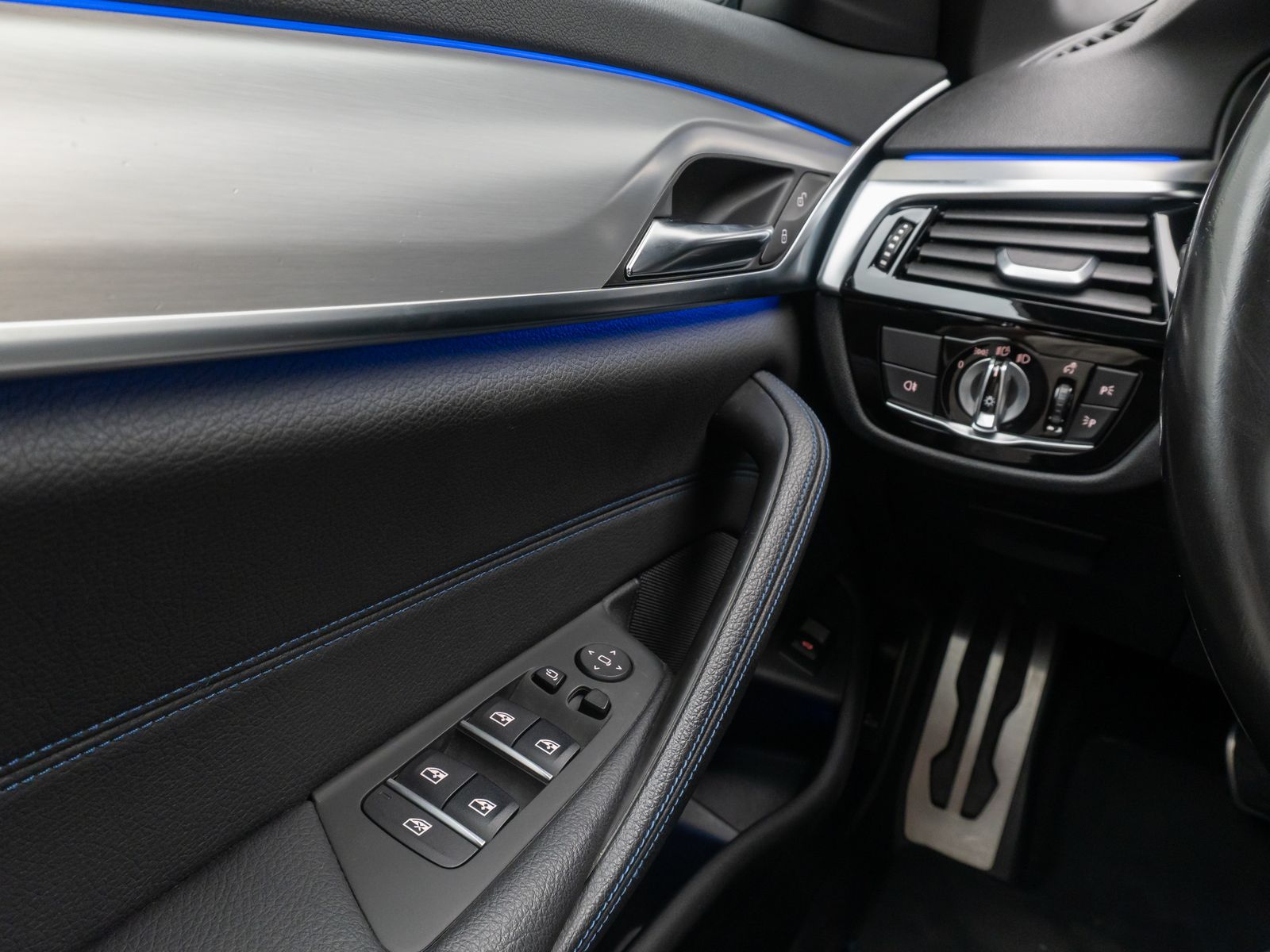 Fahrzeugabbildung BMW 540d xD M Sport Alarm AHK Kamera DAB Parkassist