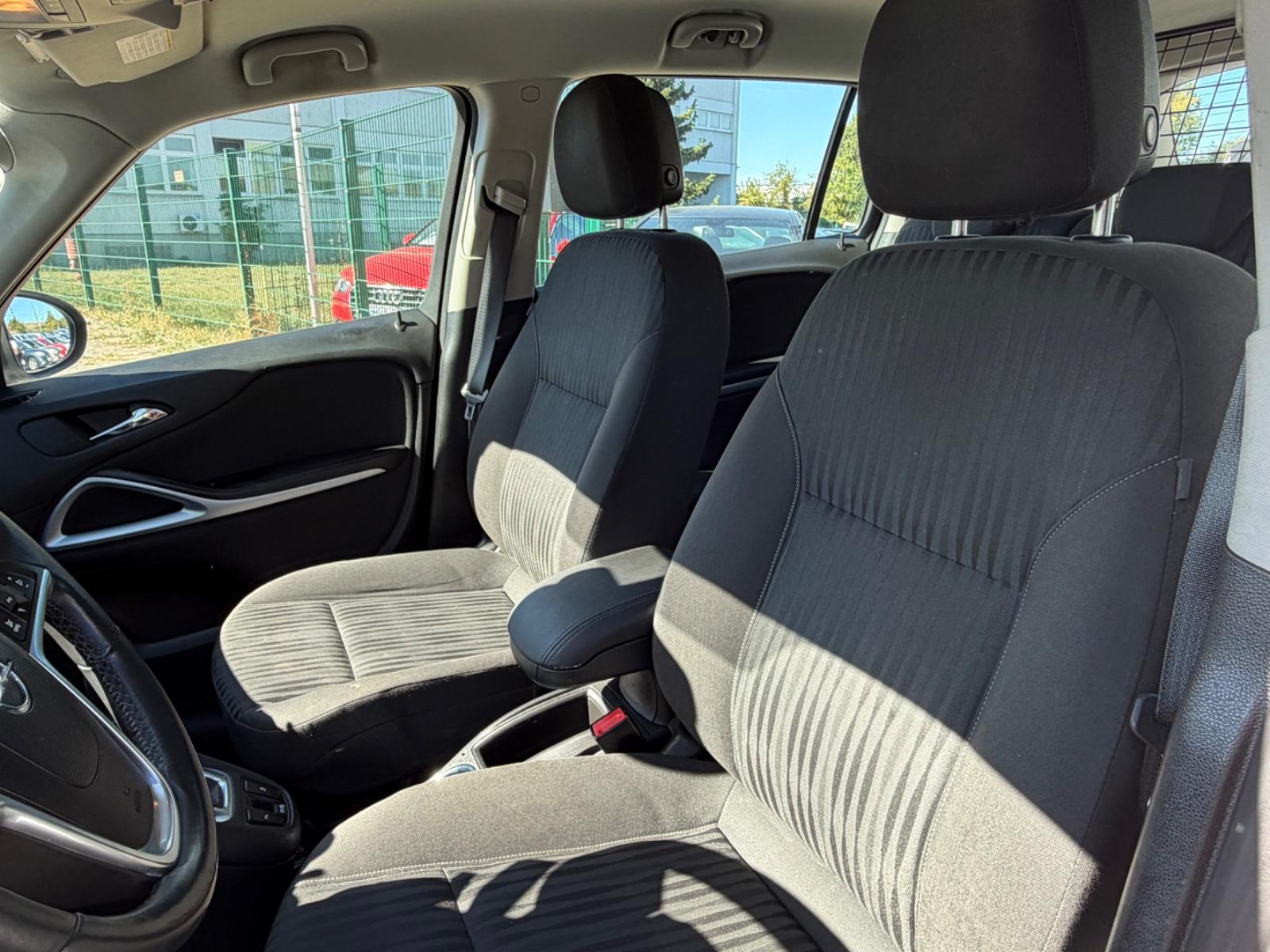 Opel Zafira 2015 — фото 9