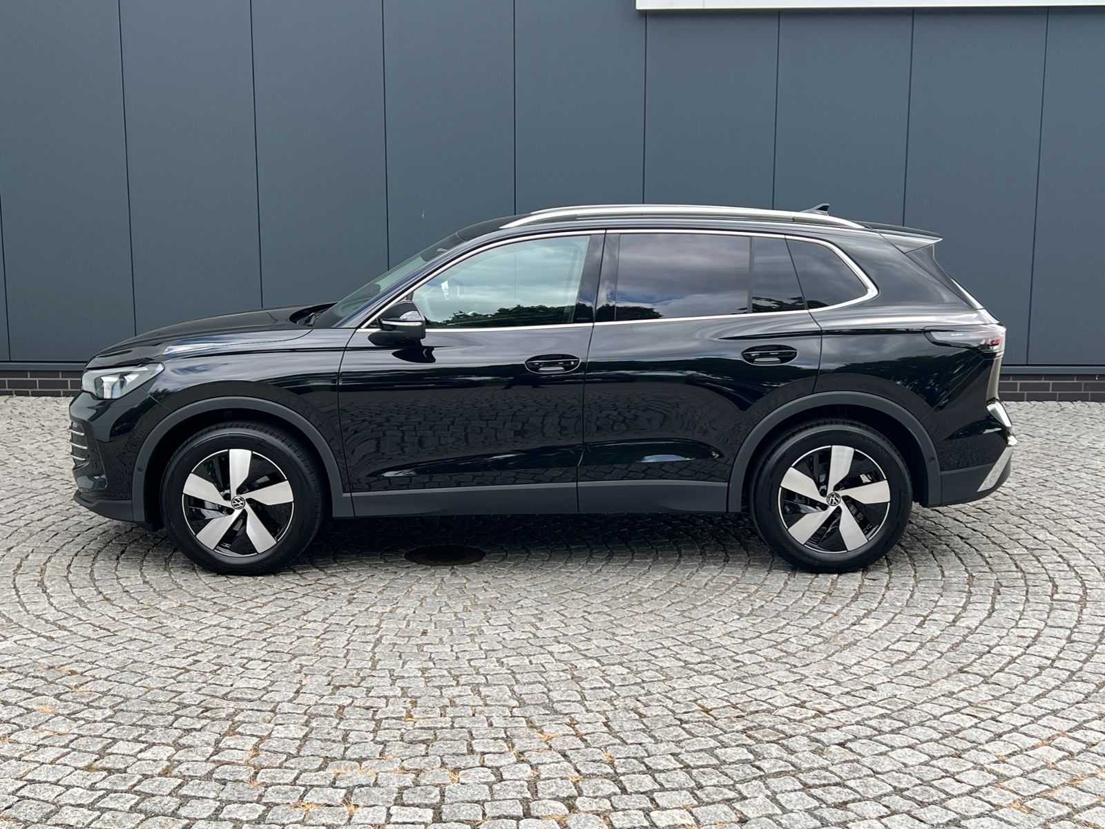 Fahrzeugabbildung Volkswagen Tiguan Elegance 1.5 eTSI DSG *AHK, IQ.Light, Nav