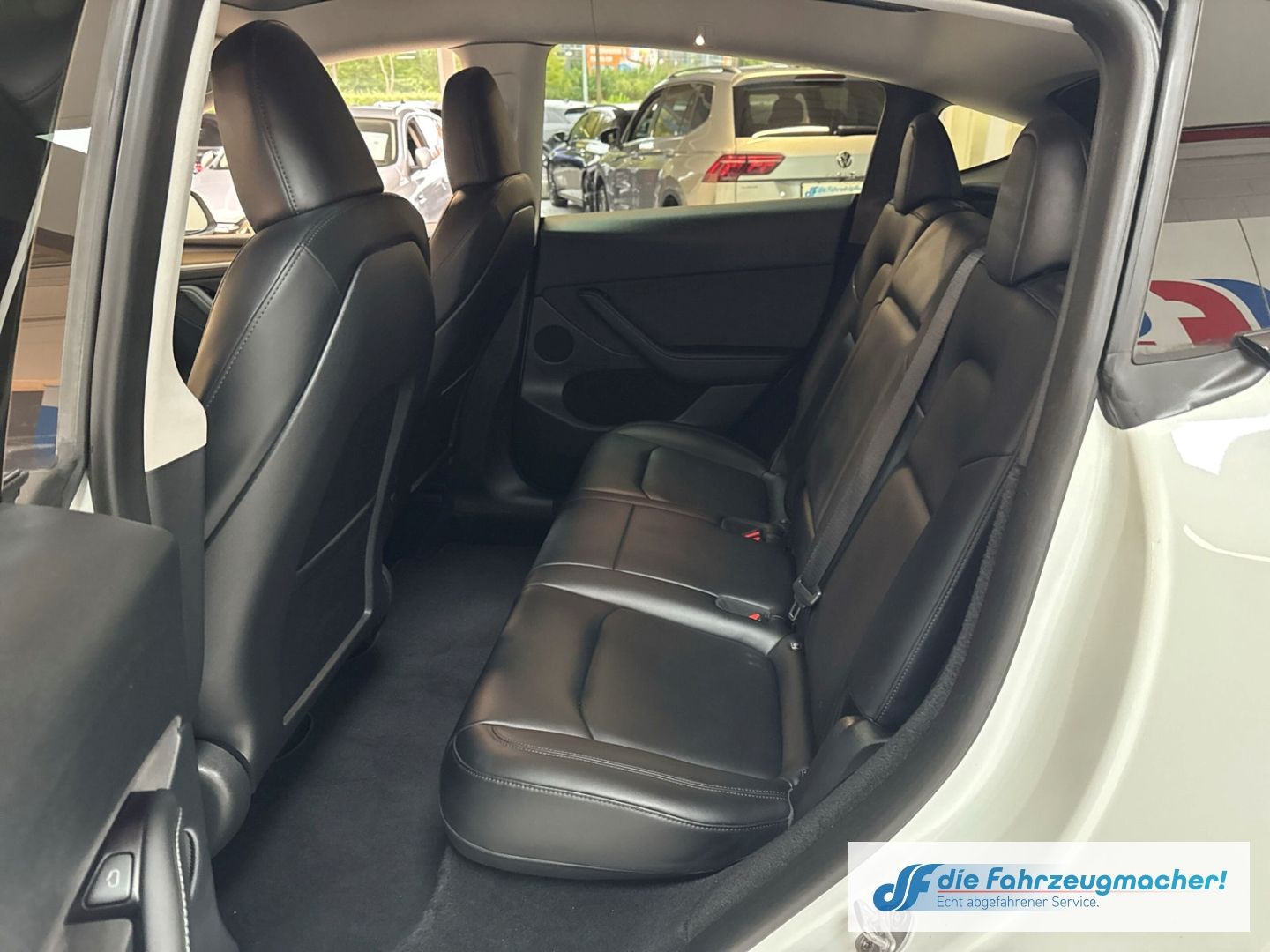 Fahrzeugabbildung Tesla Model Y Long Range Dual AWD Panorama Navi Sounds