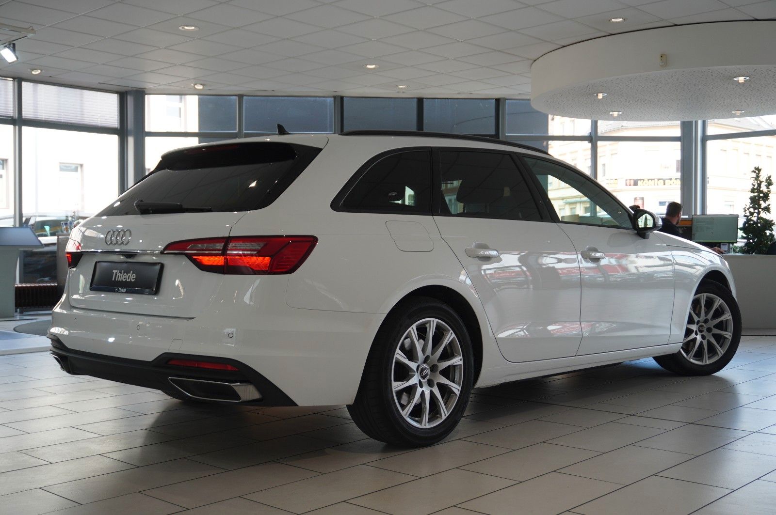 Fahrzeugabbildung Audi A4 Avant 35 TDI S-TRONIC NAVI/LED/KAMERA/SHZ/DAB