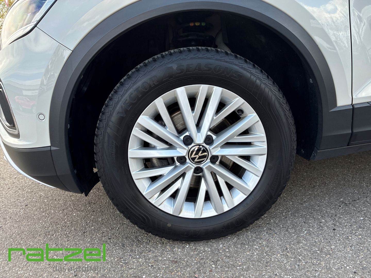 Fahrzeugabbildung Volkswagen T-Roc 1.5 TSI Life Digitales Cockpit LED DAB SHZ