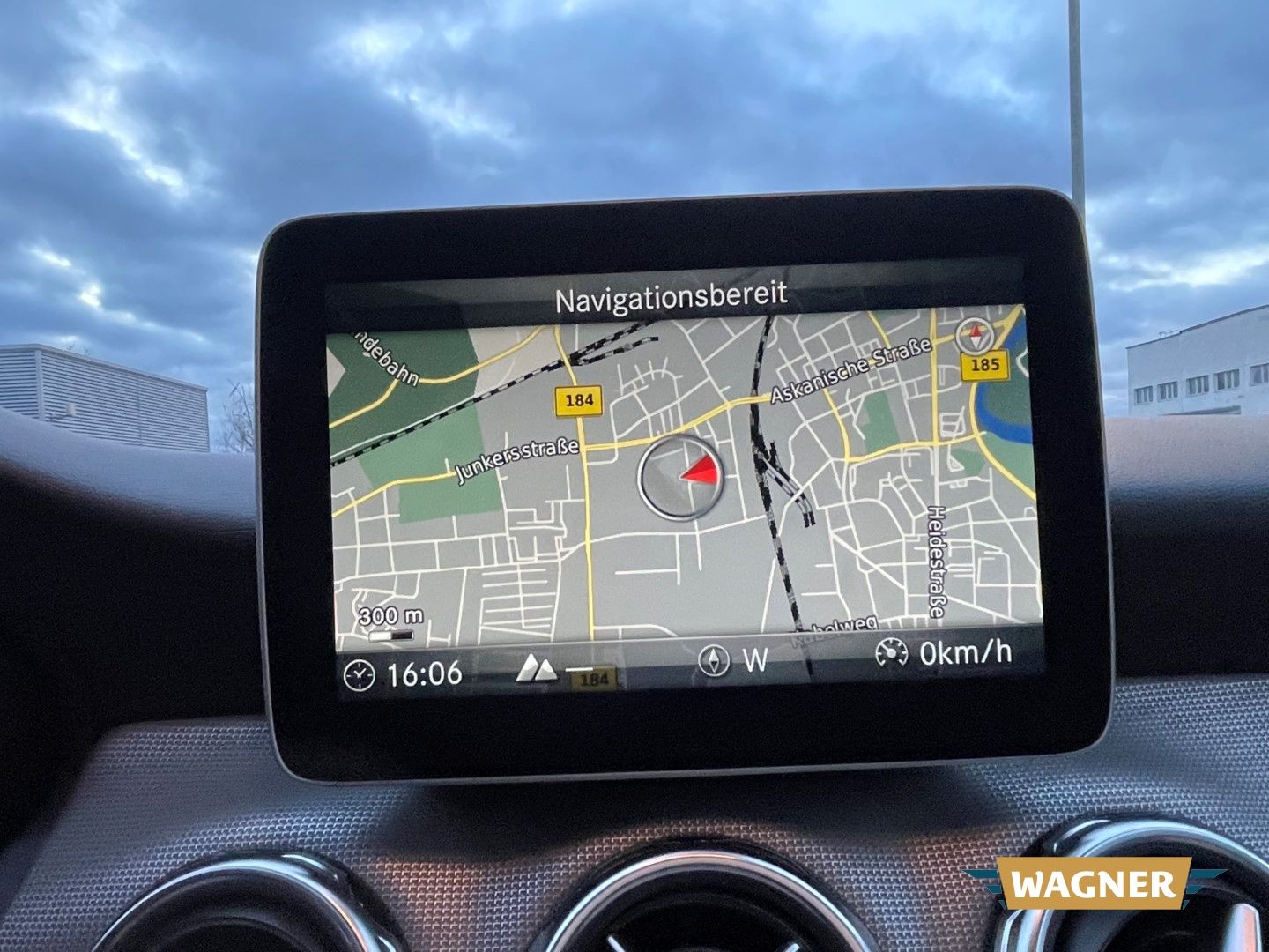 Fahrzeugabbildung Mercedes-Benz GLA 180 Sport Utility Sitzheizung Navi