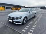 Mercedes-Benz E 220D - Seriöses Auto für Geschäft und Familie - Mercedes-Benz 220: Se