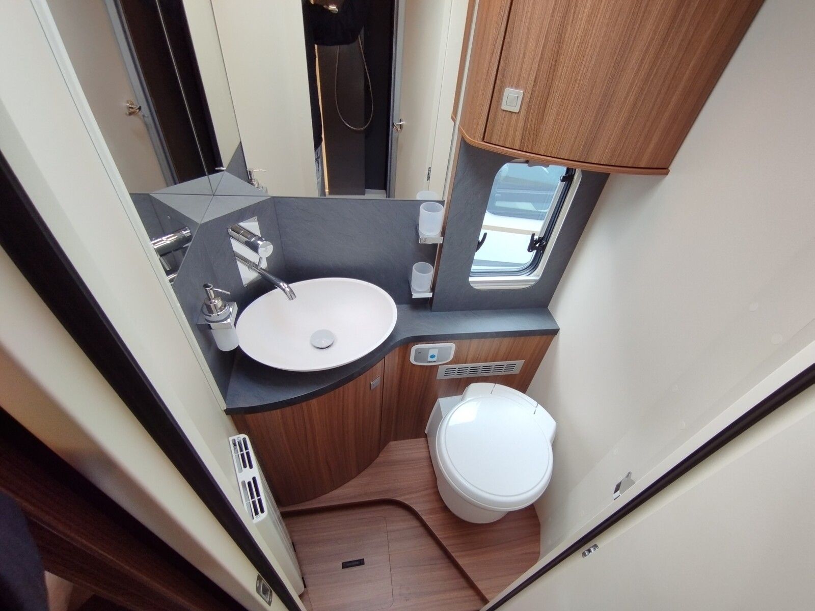 Fahrzeugabbildung Eura Mobil Integra I 760 QF SAT,Solar,Klimaanlage,TV,RK