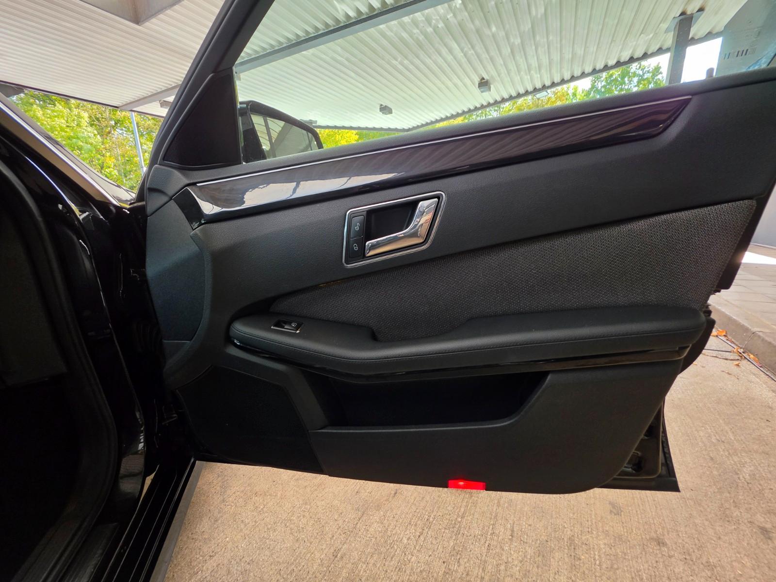 Mercedes-Benz E200 2011 — photo 33