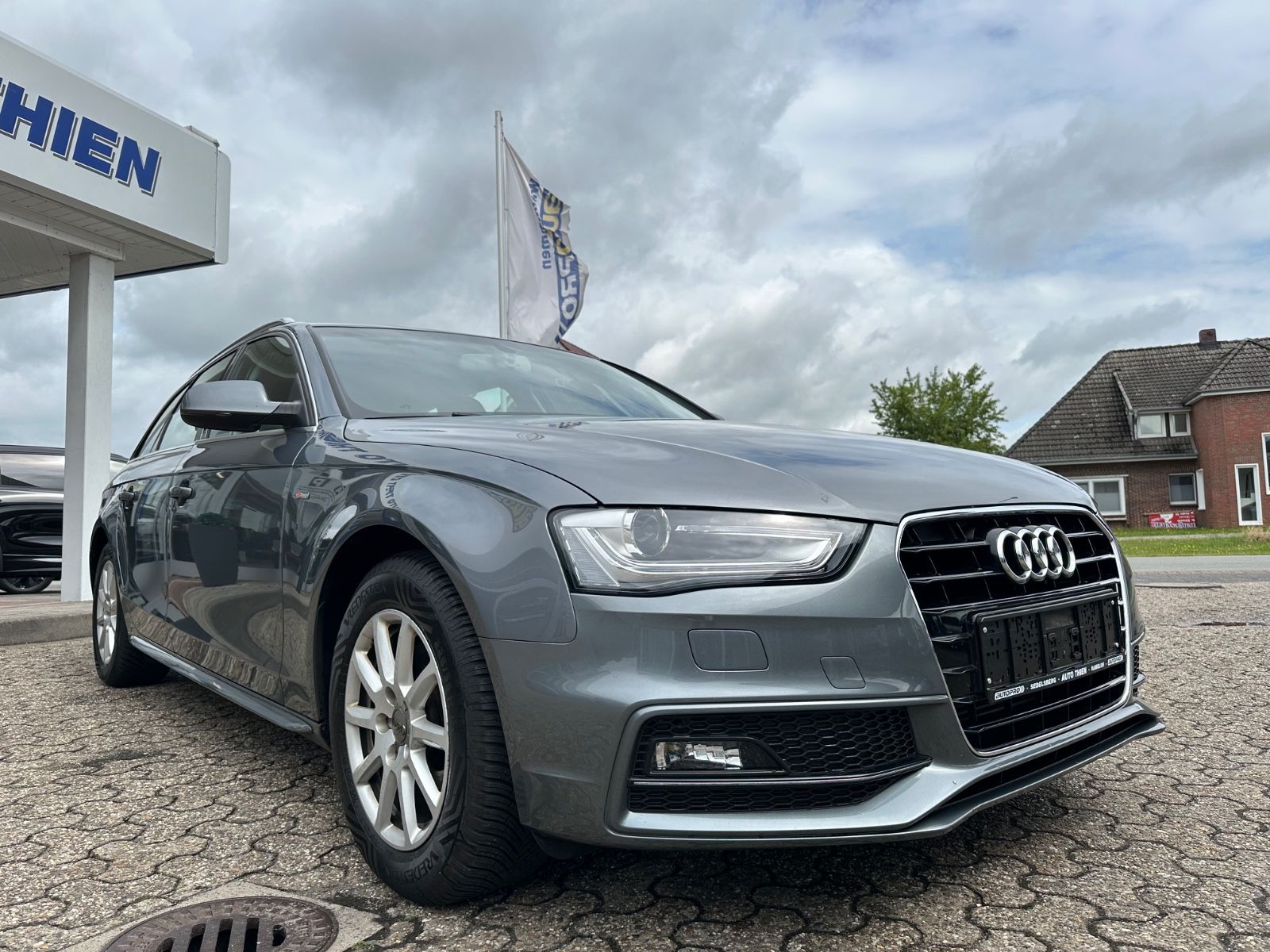 Fahrzeugabbildung Audi A4 Avant 1.8 TFSI S Line AHK/BiXenon/Navi/SHZG
