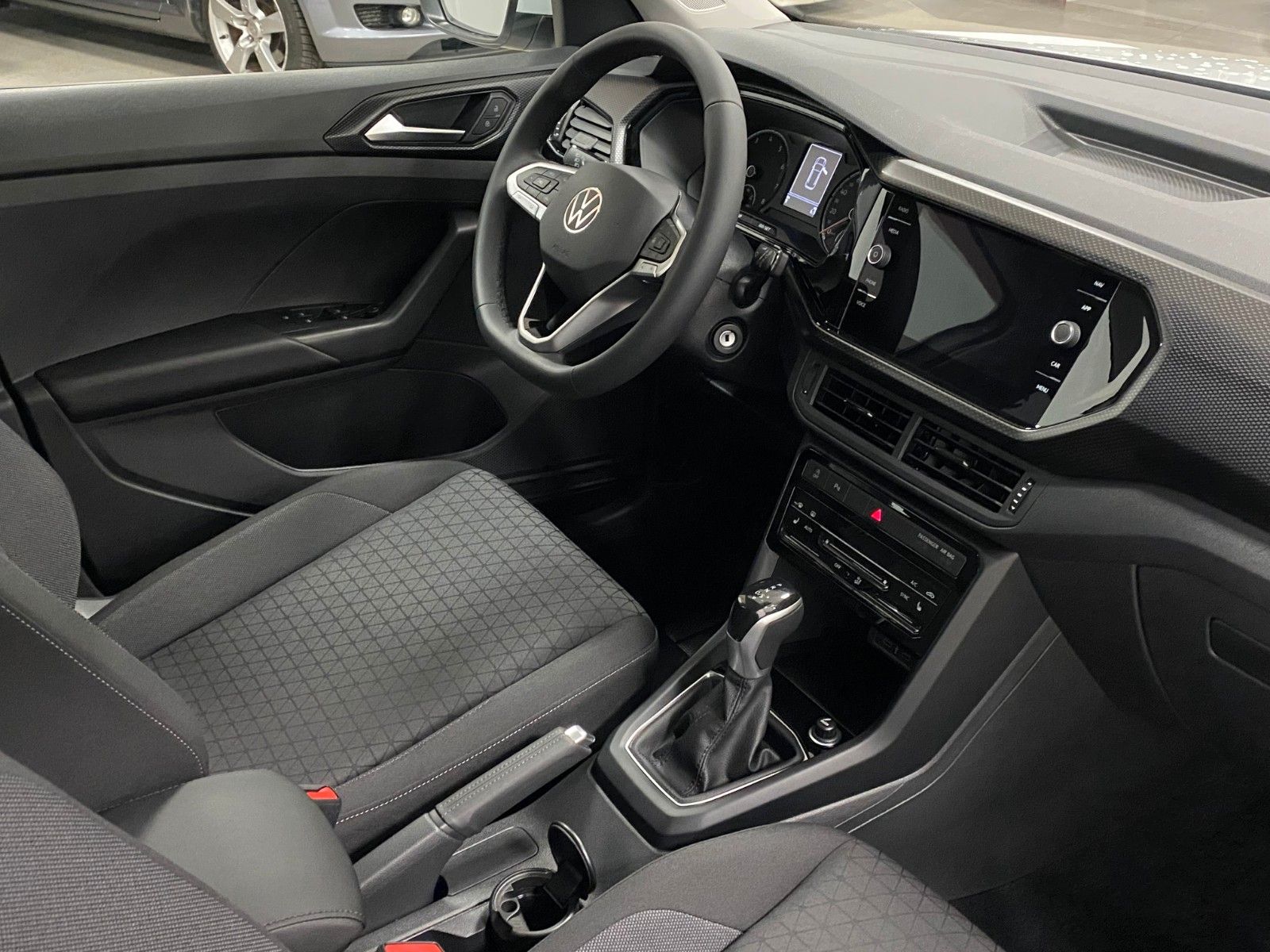 Fahrzeugabbildung Volkswagen T-Cross 1.0 TSI DSG Life+ALU 16"++PDC++TELEFON++