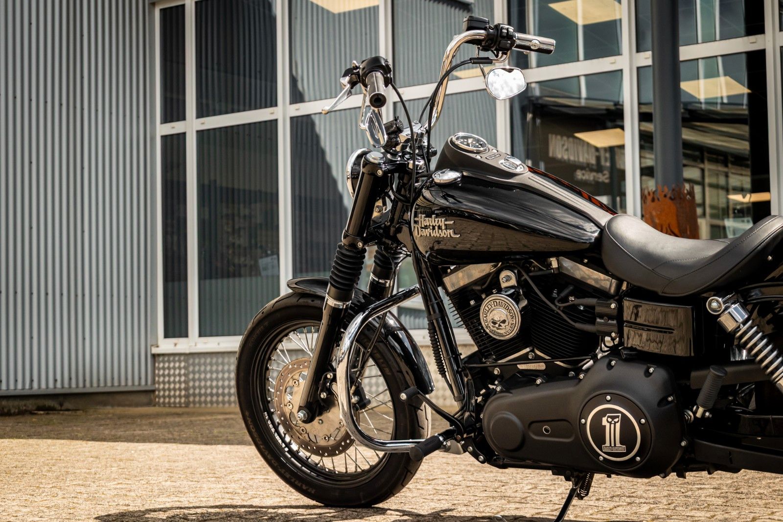 Fahrzeugabbildung Harley-Davidson DYNA STREET BOB FXDB 103 - Vorverlegte Fußrasten