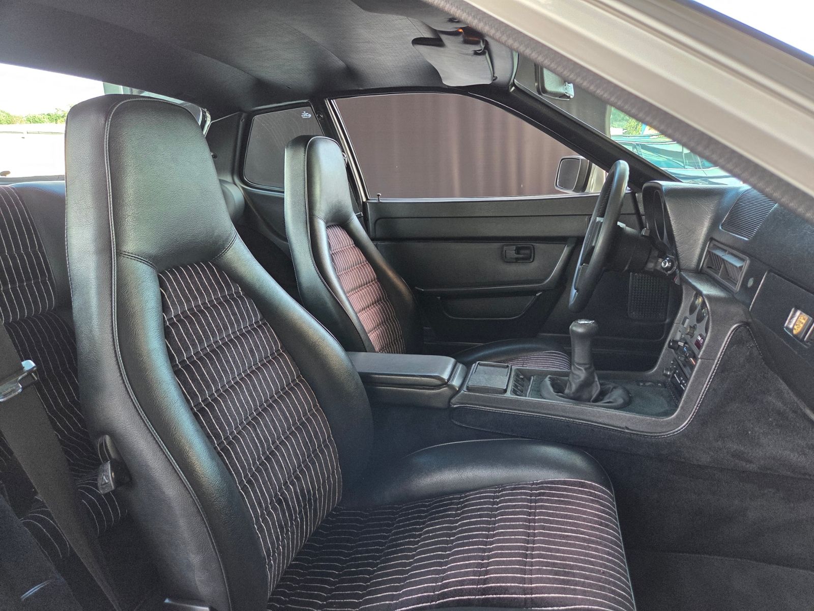 Fahrzeugabbildung Porsche 944 Basis Coupe DEUTSCHES FAHRZEUG H-KENNZEICHEN