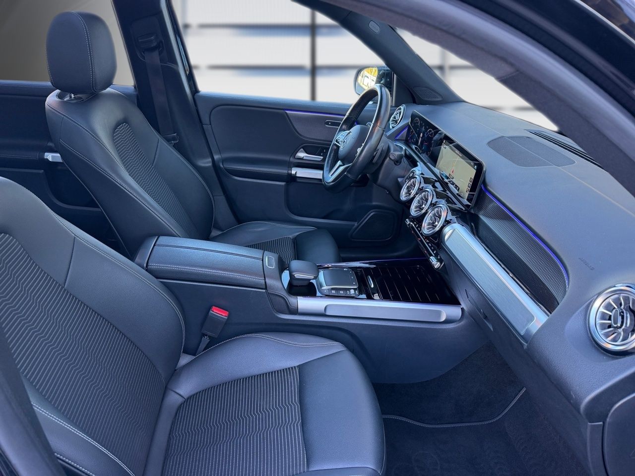 Fahrzeugabbildung Mercedes-Benz GLB 200 PANO+AHK+STNDHZ+MULTIBEAM+DISTR+LHZ+KAM+