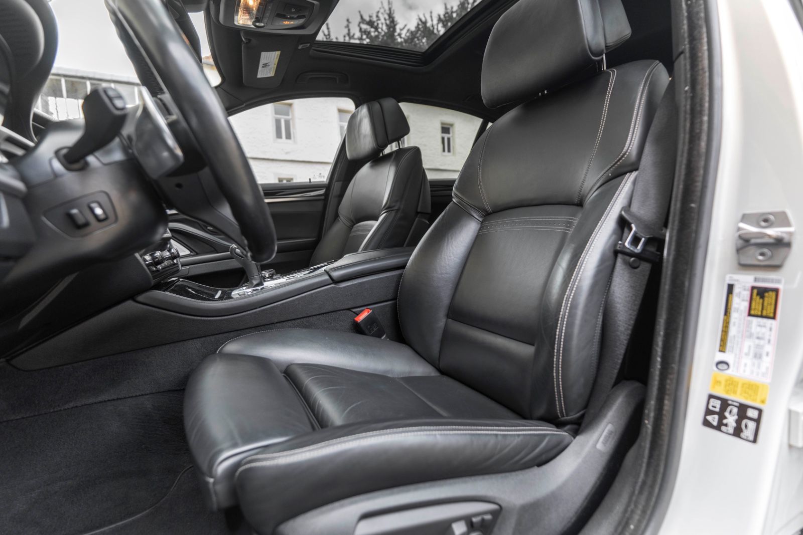 Fahrzeugabbildung BMW 550IX M-SPORTPAKET HUD B&O ACC HUD KAM TOTW