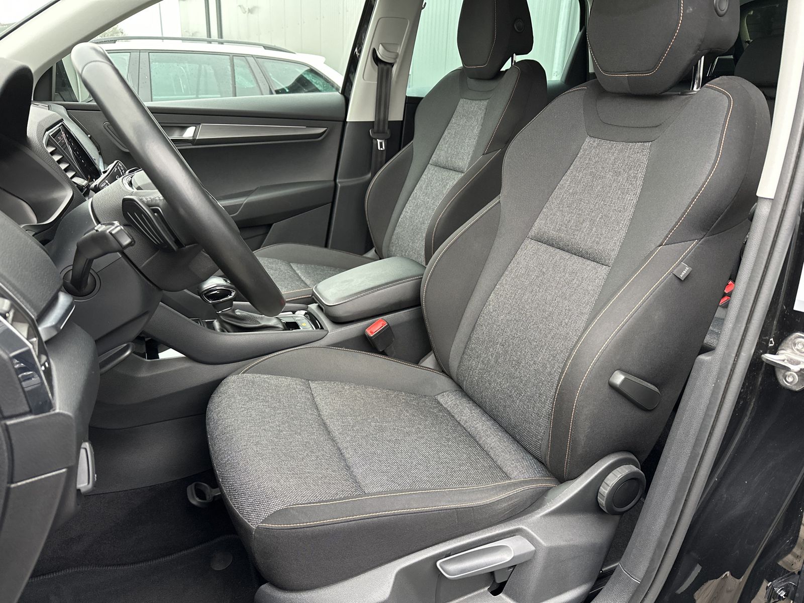 Fahrzeugabbildung SKODA Karoq 1.5 TSI DSG Clever NAV+LED+18ZO+CARPLAY+PP