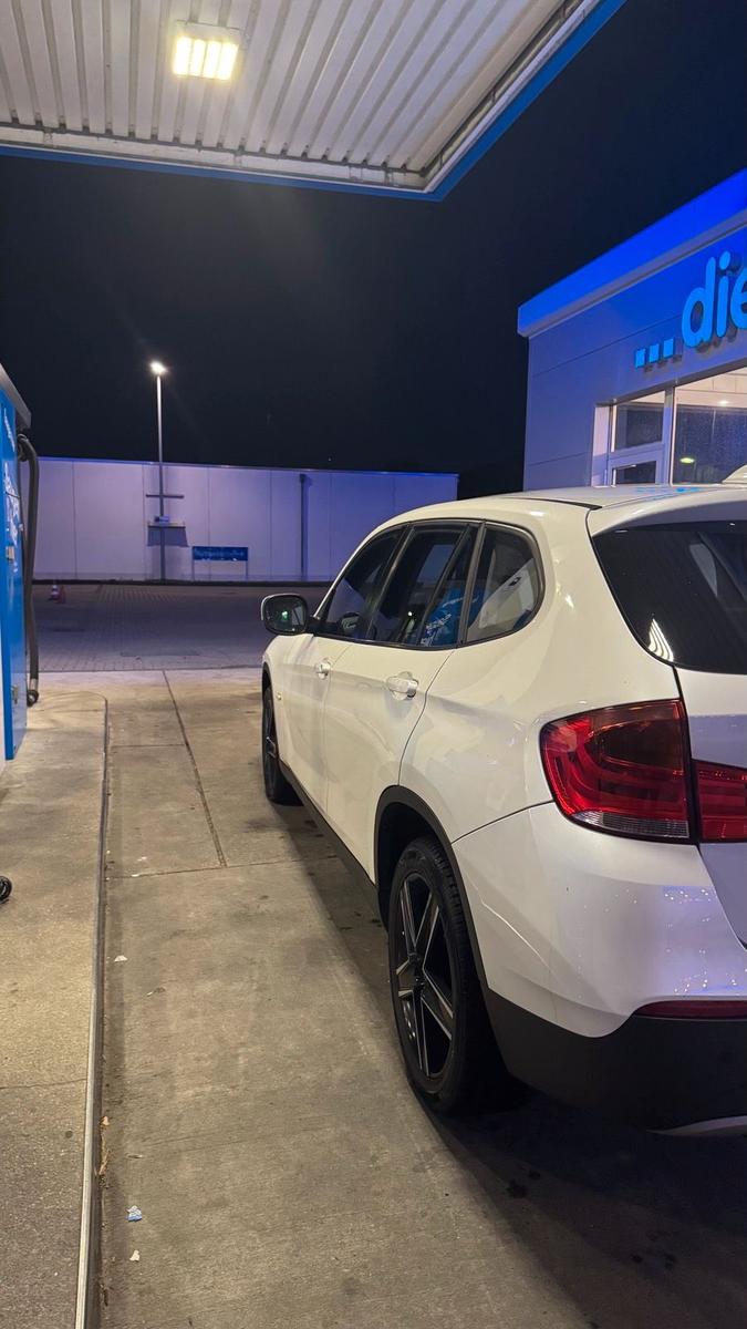 BMW X1 2011 — engine 143 HP (105kW)