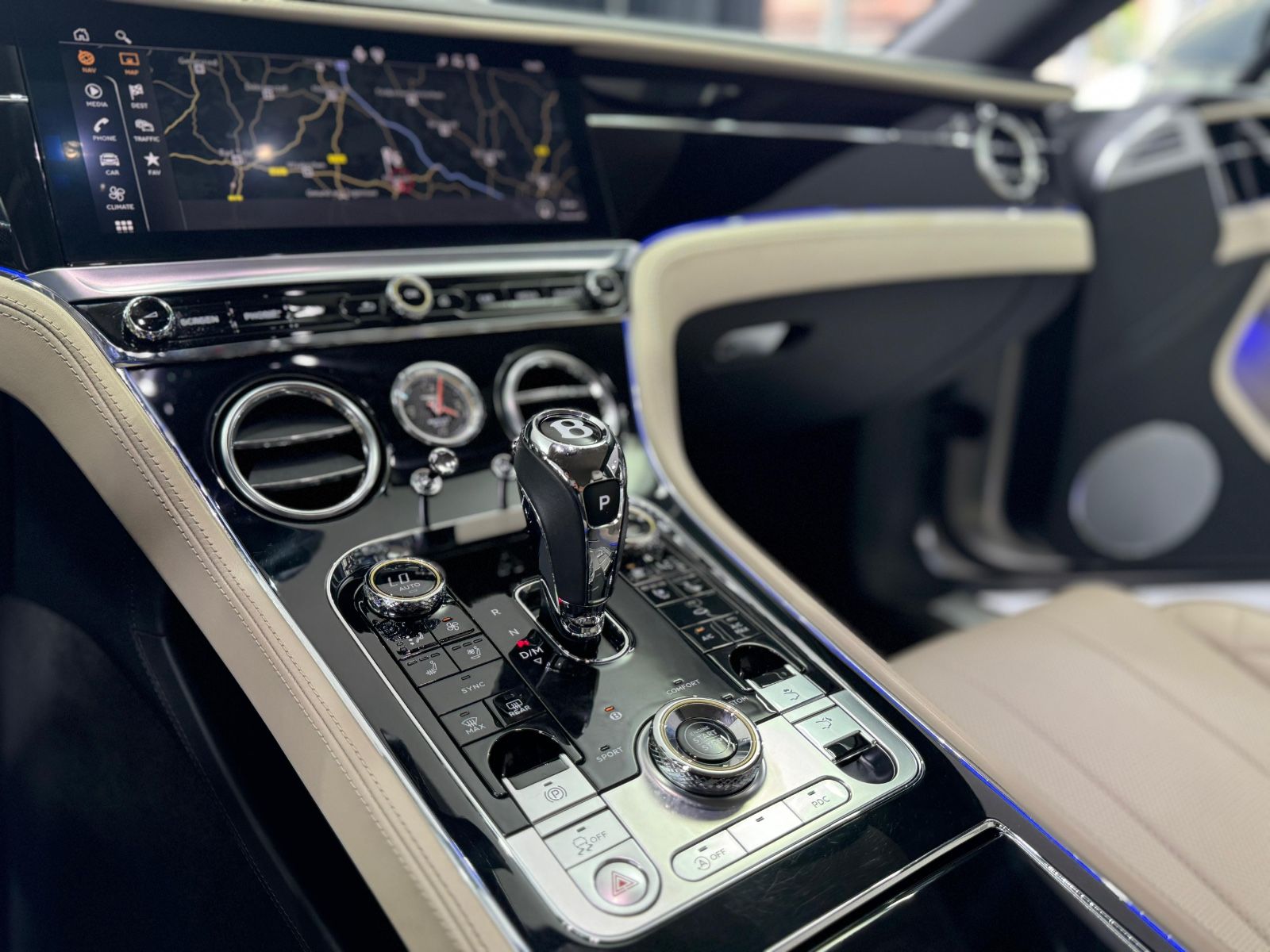 Fahrzeugabbildung Bentley Continental GT 6.0 W12 4WD AKRAPOVIC MASSAGE