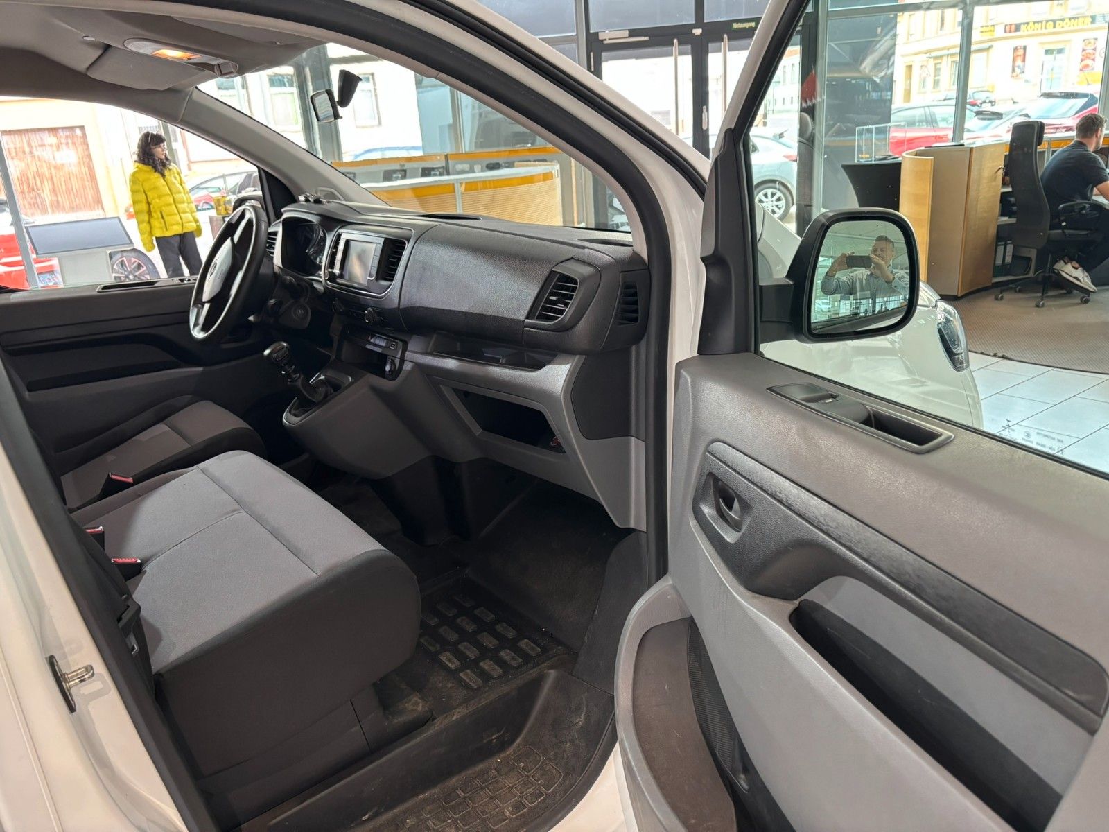 Fahrzeugabbildung Opel Vivaro Kombi M 1.5D 6-SITZER/AHK/PDC/SOLARPROTEC