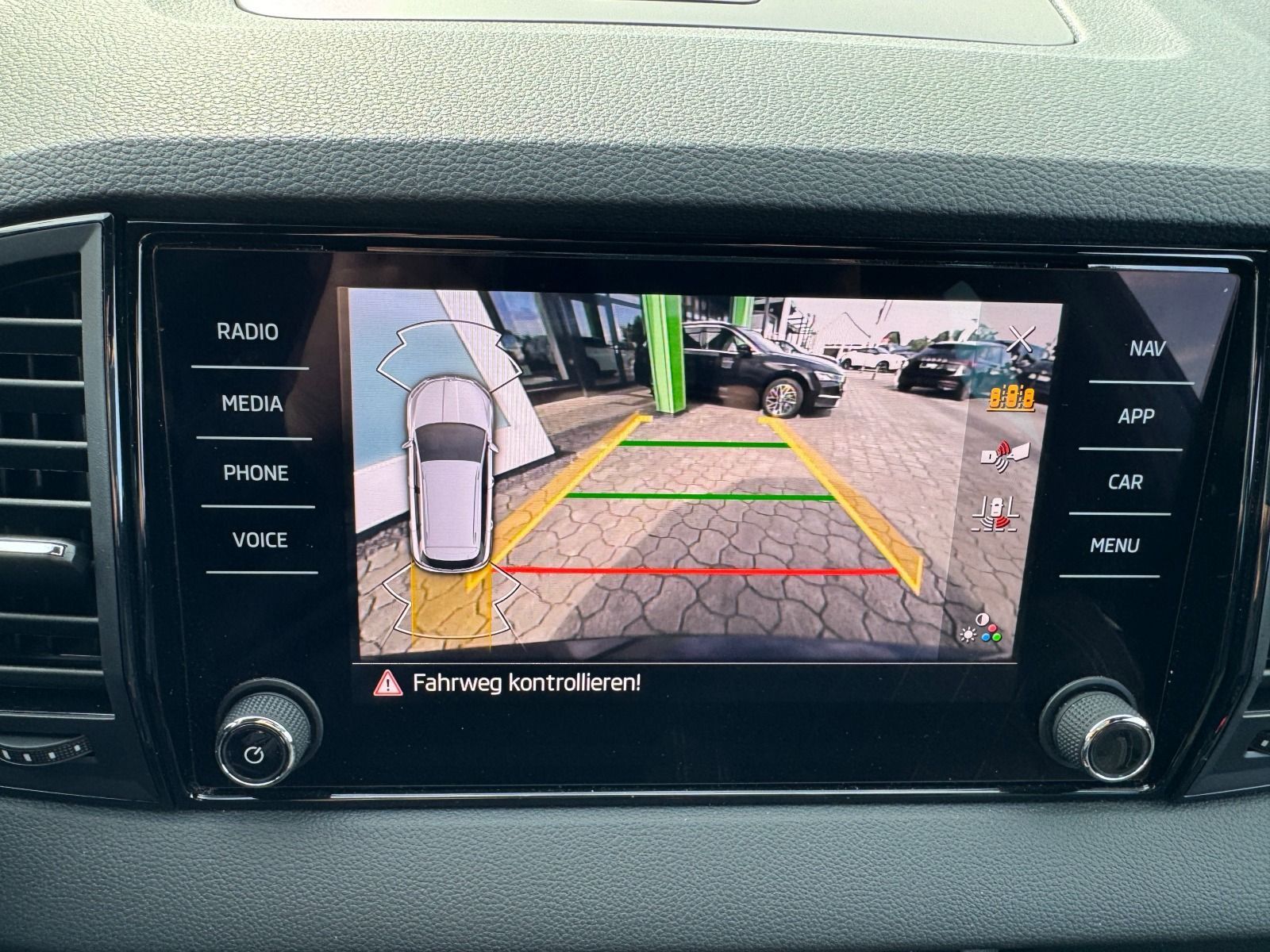 Fahrzeugabbildung SKODA Karoq Sportline 1.5TSI DSG*RFK*SideAss*AHK*eHeck