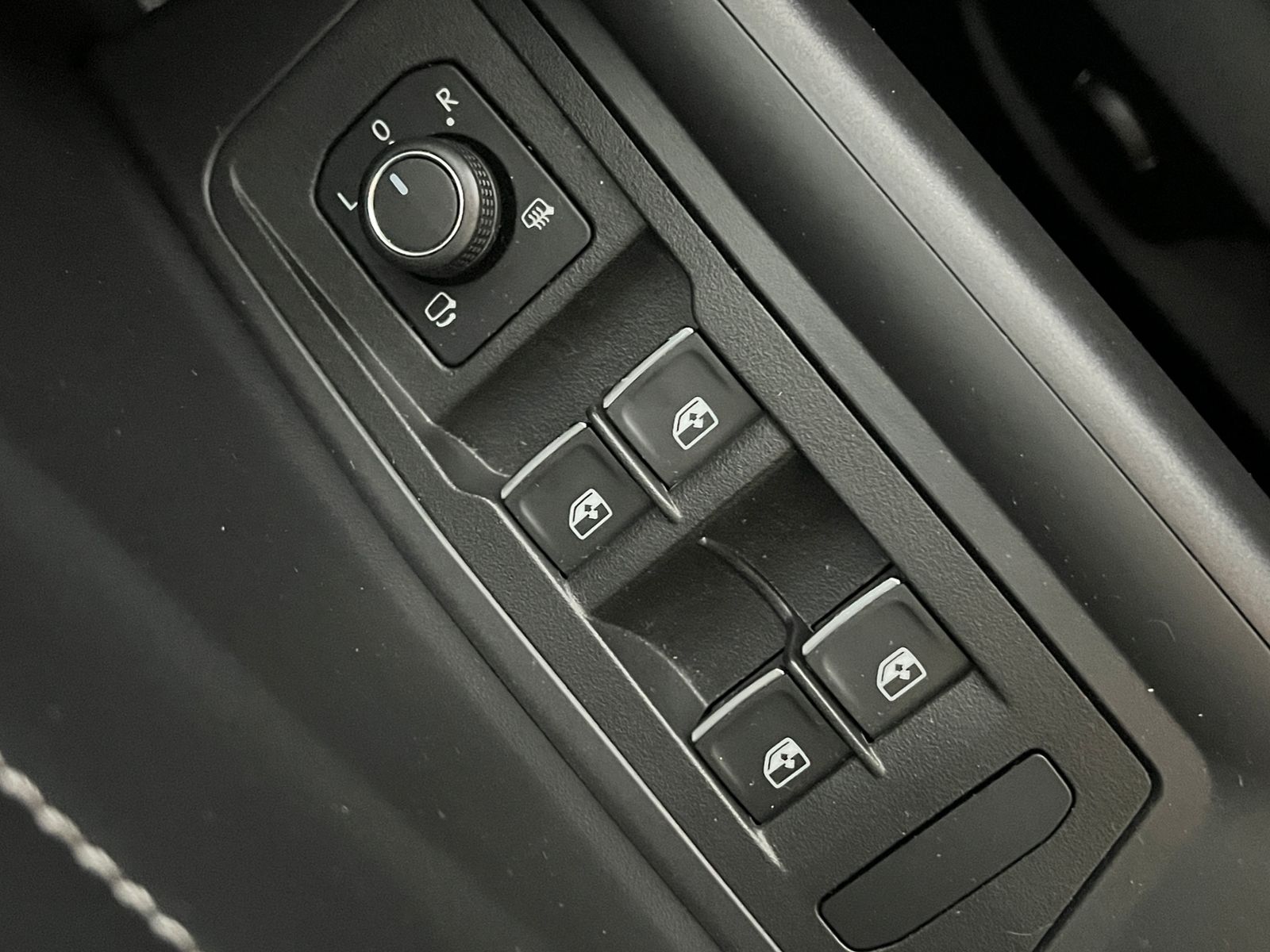 Fahrzeugabbildung Volkswagen T-Roc Cabriolet 1.5 TSI DSG *Black Style, AHK, L