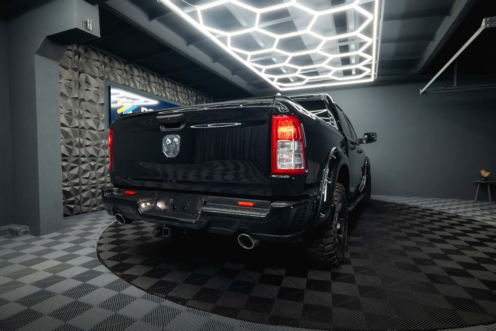 Fahrzeugabbildung Dodge RAM 5.7 V8 HEMI 4x4 OFFROAD Night-Paket *LED*19%