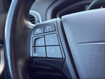 Volvo V40 Kinetic*LED*TEMPOMAT*SOUND*PDC*1.HAND*TOP