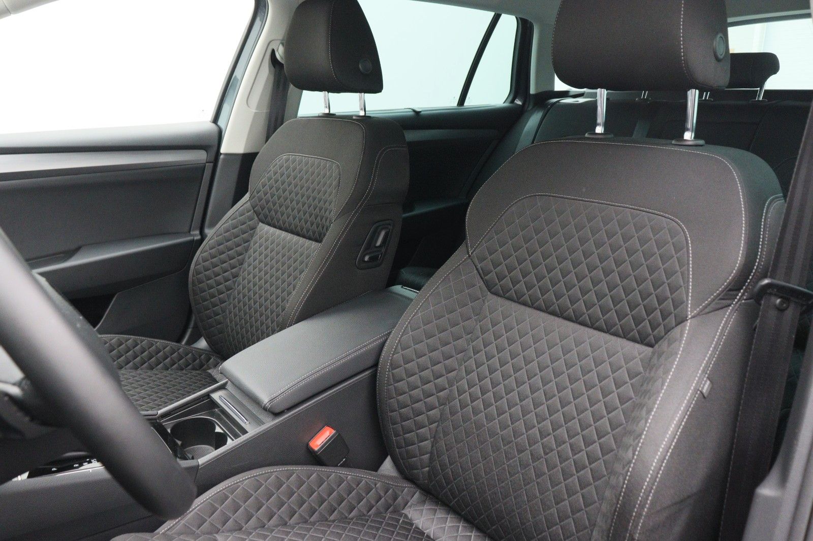 Fahrzeugabbildung SKODA Superb Combi ACC NaviXenon DSG  PDC SHZ v+h