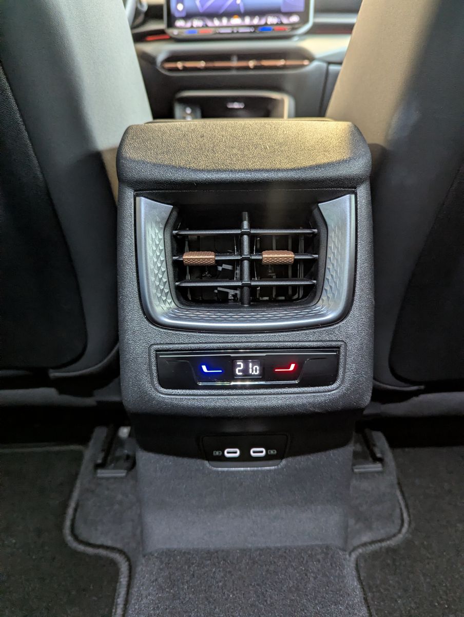 CUPRA Terramar 1.5 eTSI Sennheiser Edge-Paket HUD 19" - Image 24