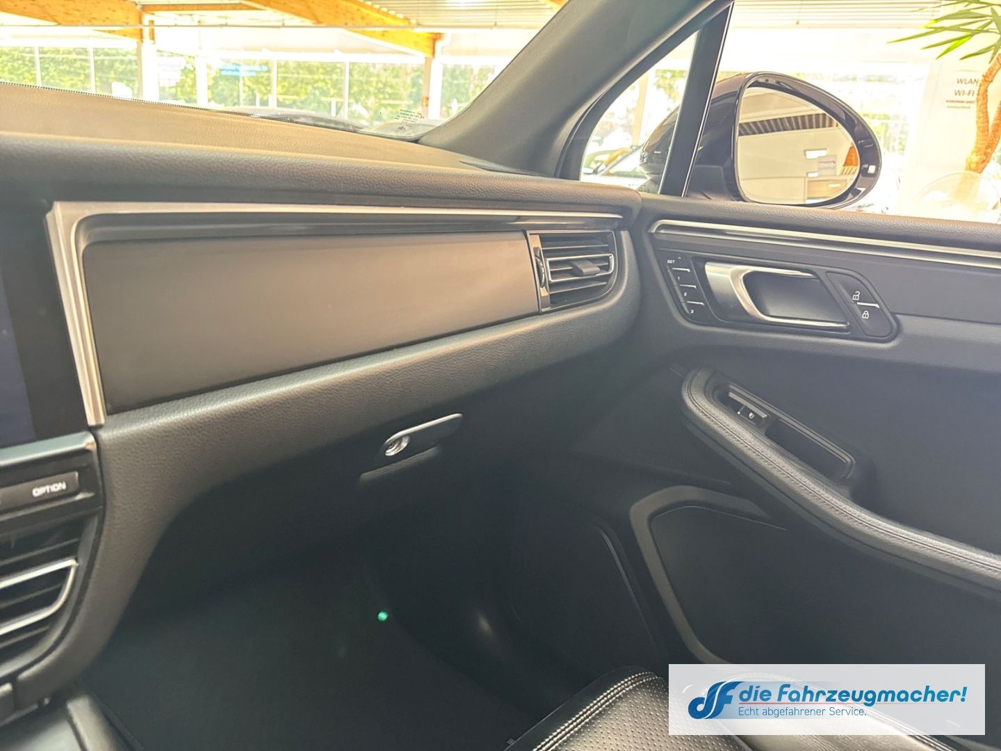 Fahrzeugabbildung Porsche Macan DE-Auto Pano Navi Memory S Soundsy LED Dyn