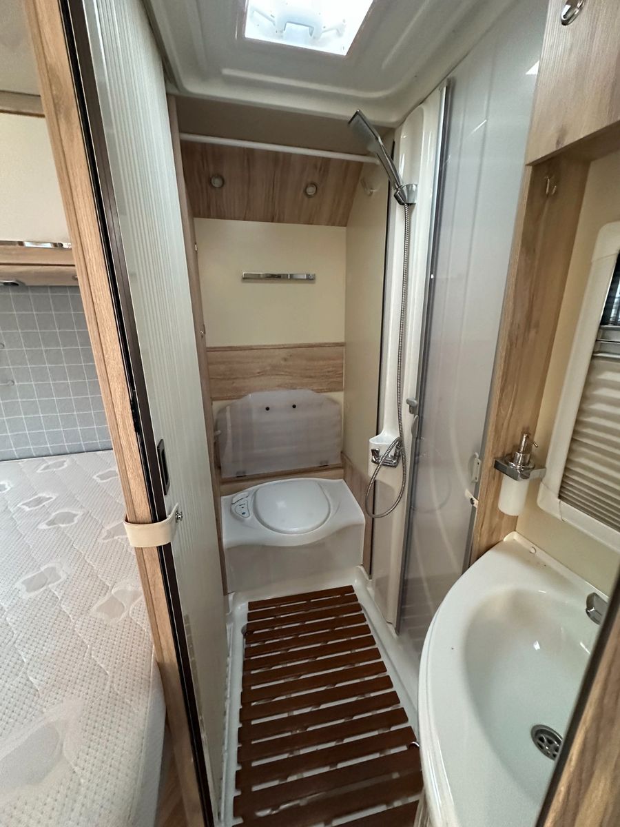 Fahrzeugabbildung Eura Mobil Profila T 675 SB *rollerbühne*