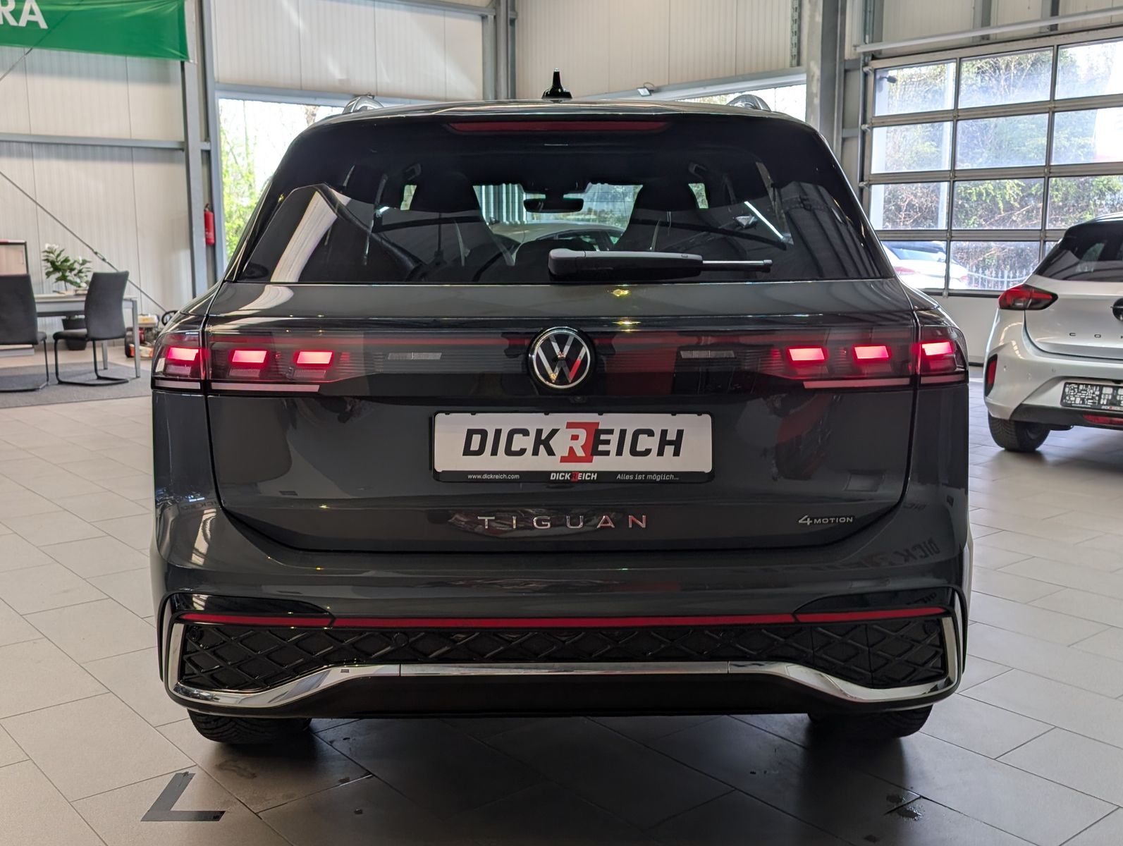 Fahrzeugabbildung Volkswagen Tiguan 2.0TDI R-Line 4M Pano H/K AHK Matrix 20"