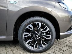 Fahrzeugabbildung Mitsubishi Outlander Plug-in-Hybrid 2.0 4WD+TOP+FAHRASSIS+