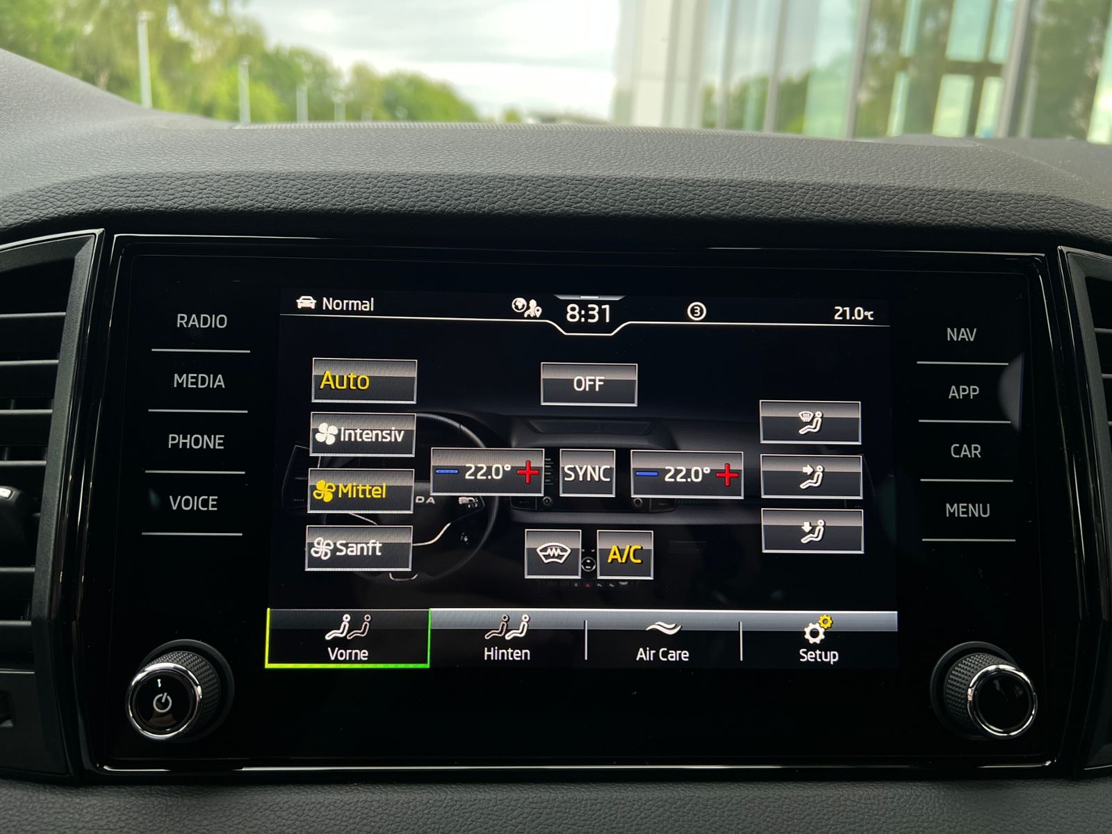 Fahrzeugabbildung SKODA Karoq Sportline 2.0 TSI 4x4 DSG *CANTON, AHK, 19