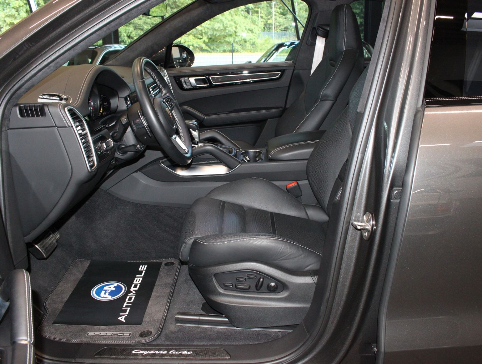 Fahrzeugabbildung Porsche Cayenne Turbo SportDesign-Paket|Carbon|PSCB|PDCC