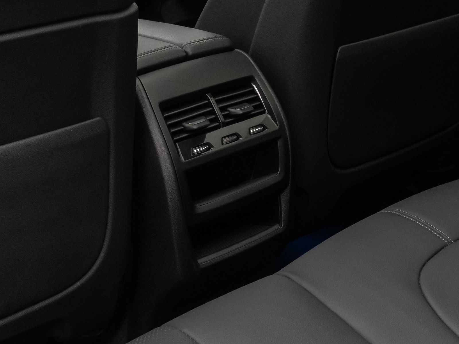 Fahrzeugabbildung BMW X5 xD45e M Sport 360° HUD Panorama DAB Massage