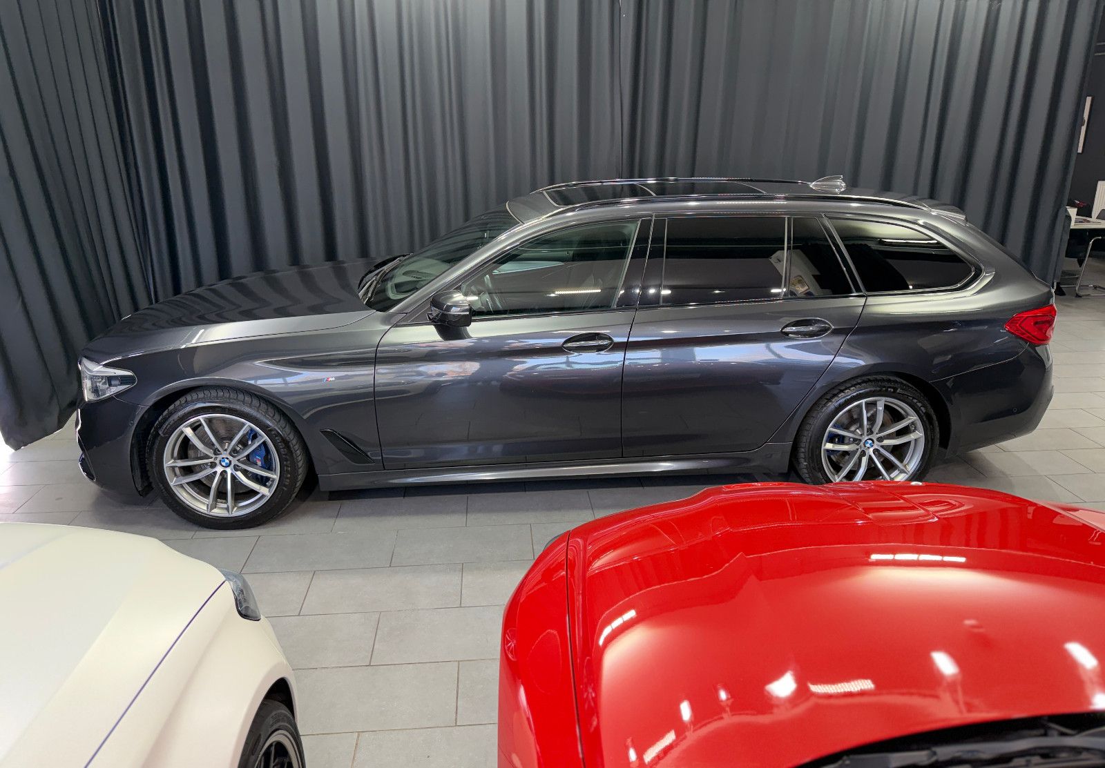 Fahrzeugabbildung BMW 540i Touring xDrive M Sport|HIFI|HuD|PANO|KEYLES