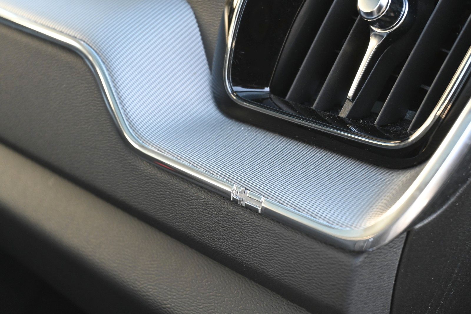 Fahrzeugabbildung Volvo XC60 B4 AWD Plus Dark*LED*PANO*STHZ*H&K*360°*AHK