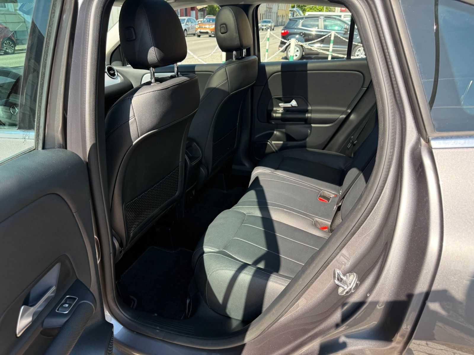 Fahrzeugabbildung Mercedes-Benz GLA 200 STYLE LEDER AUTOMATIK PANO KAMERA