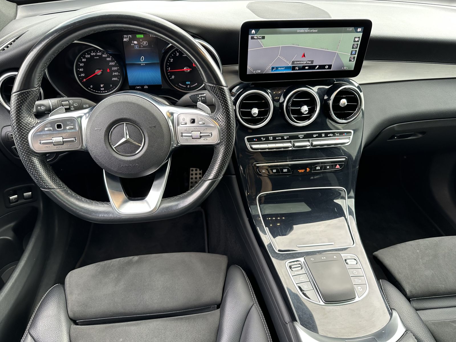 Fahrzeugabbildung Mercedes-Benz GLC 300e 4M AMG-Line NAV+LED+PANO+CARPLAY+20ZOLL