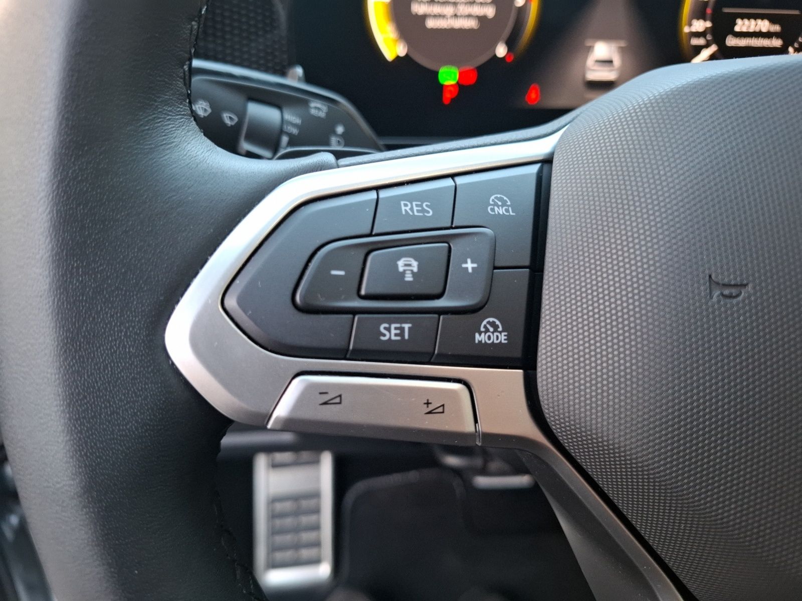 Fahrzeugabbildung Volkswagen Tiguan TDI Goal DSG 4M Standhzg LED AHK Navi AID