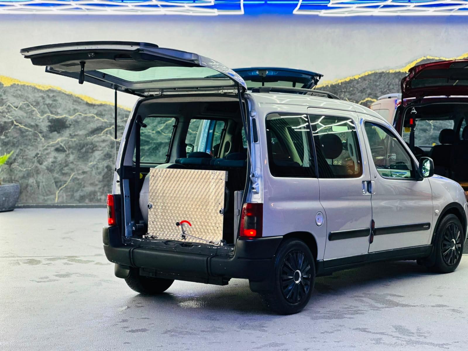 Citroën Berlingo-Schwneksitz-Behindertengerecht-Rampe
