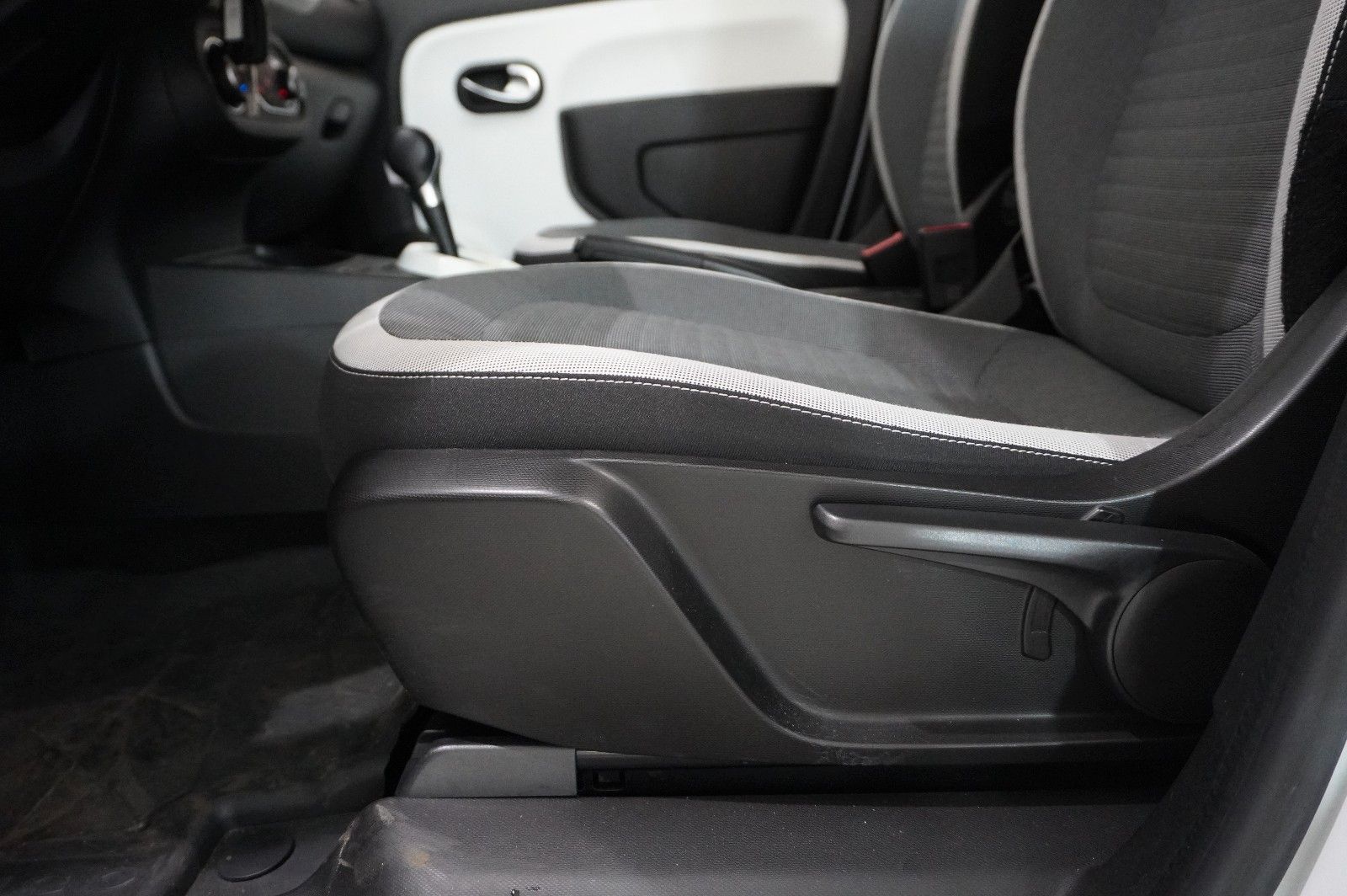 Fahrzeugabbildung Renault Twingo Equilibre Electric 22KWH NAVI/LED/DAB+