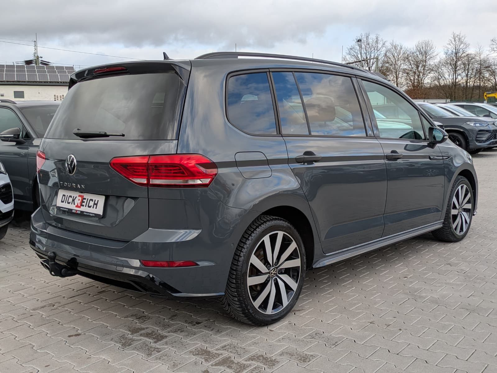 Fahrzeugabbildung Volkswagen Touran 2.0 DSG R-Line High BLACK Pano 7Si IQ AHK