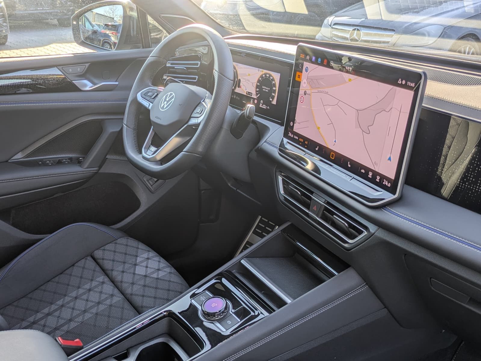 Fahrzeugabbildung Volkswagen Tiguan 2.0 TDI 4M R-Line BLACK*PAN*HK*AHK*MATRIX